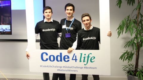 Foto de los tres alumnos de La Salle-URL que han ganado el desafío Code4life