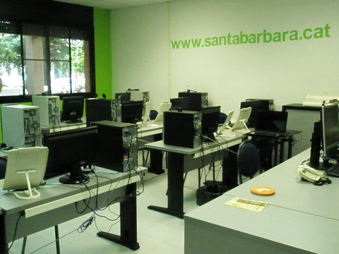 Sala d'ordinadors al Punt TIC de Santa Bàrbara