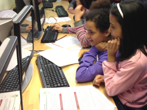 Nenes participant en una activitat de Code Club Catalunya