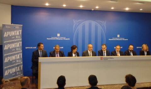 El conseller Puig amb els representants empresarials durant l'acte de signatura.