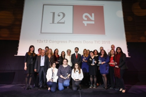 Foto de grup de les guardonades en el 12x12 Premi Dona TIC 2018