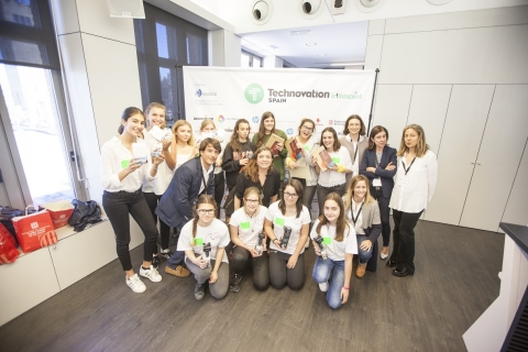 Foto dels equips guanyadors de la final sènior de Technovation 2017 a Barcelona