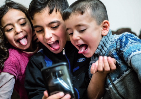 Infants fent-se una selfie. Imatge de l'informe d'UNICEF "Los niños y las niñas de la brecha digital en España"
