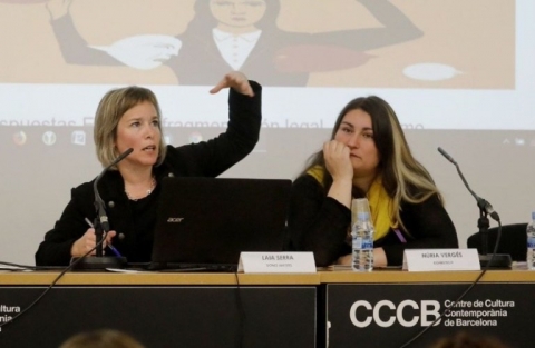 Laia Serra i Núria Vergés en la jornada 'Ciberviolències i participació política de les dones'