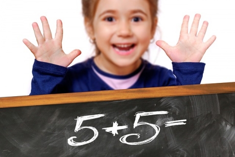 Una nena aprenent a sumar 5+5