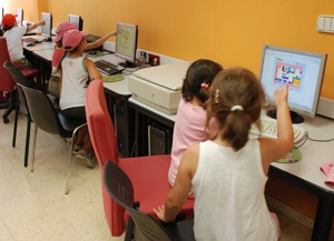 Nens i nenes jugant als ordinadors del Punt TIC de la Ribera d'Ebre