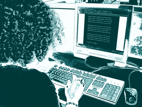 Una dona treballant amb un ordinador