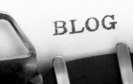 Maquina d'escriure amb què s'ha escrit "blog"