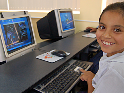 Infant davant l'ordinador. Imatge de les bases del Premi Educared 2011
