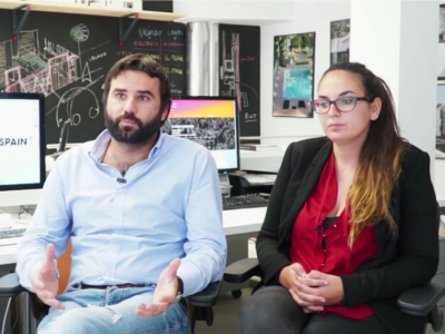 Fotograma de l'entrevista el vídeo a Manuel Zea i Laura Martín de CoworkingSpain