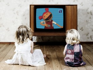 Nenes mirant Fantastic Nikä a la televisió