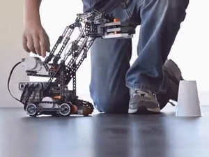 Fotograma del vídeo promocional del MOOC sobre robots i videojocs