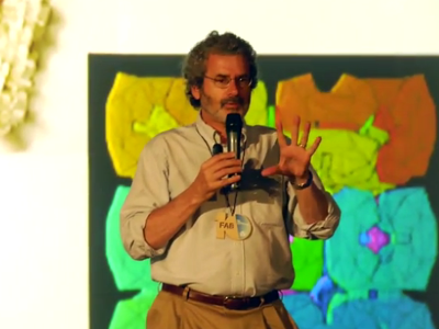 Fotograma del vídeo de la conferència de Neil Gershenfeld al Simposi Fab City