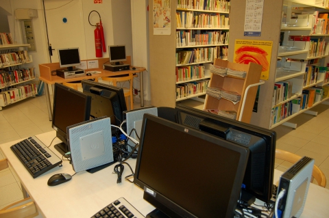 Estacions de treball de la biblioteca Pere Casaldàliga de Balsareny