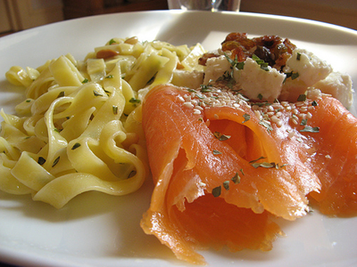 Plat de salmó amb pasta. Imatge Creative Commons de la Galeria de tnaric a Flickr