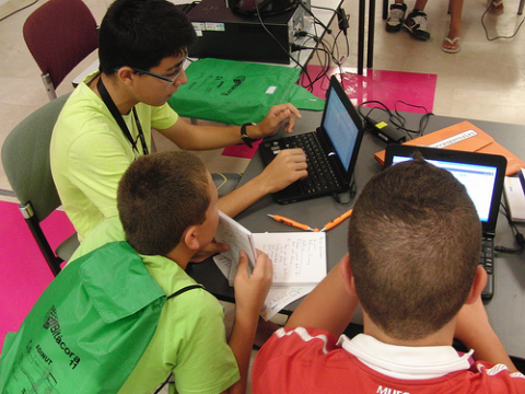 Joves fent servir ordinadors portàtils. Imatge CC de la galeria d'olgaberrios: http://www.flickr.com/photos/ofernandezberrios/