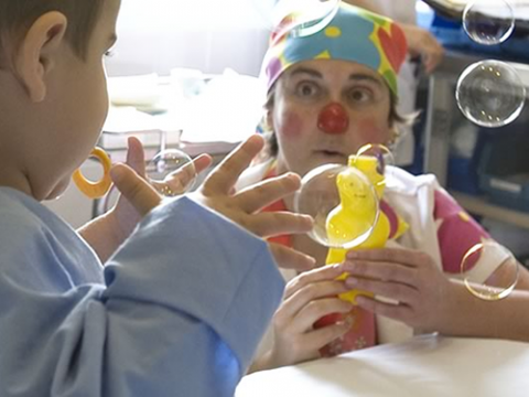 XaropClown jugant amb un nen hospitalitzat