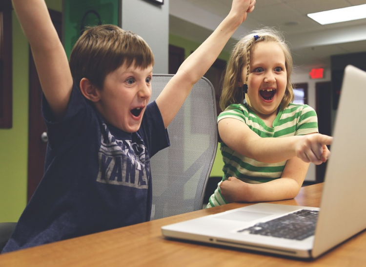 Imatge infants jugant amb un ordinador