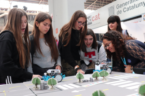 Joves fent una activitat de robòtica a l'estand de Colectic en el YOMO Barcelona 2019