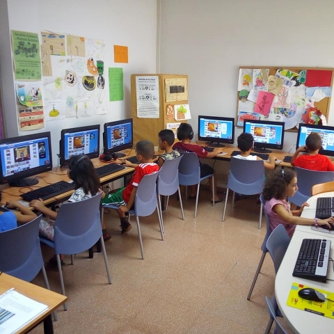 Nens i nenes de l'Òmnia Espronceda realitzen un taller per aprendre jugant la història, cultura i tradicions, art, esports i gastronomia de diferents països del món a través d'Internet