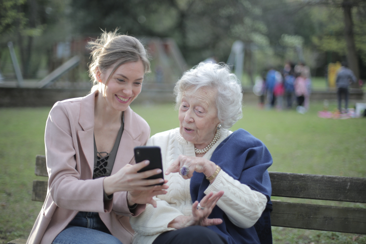 VinclesBCN amplia les relacions socials de la gent gran amb les noves tecnologies