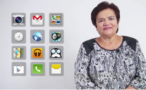 Fotograma d'un vídeo sobre ús de telèfons intel·ligents per a gent gran