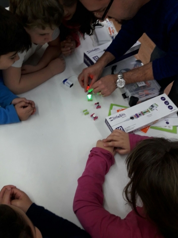 Niños y niñas trabajando con Little Bits en el Òmnia Gornal