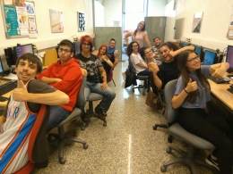 Un grup de joves participant en un taller al Punt TIC de CO-Innova Sant Feliu