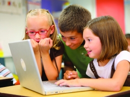 Imatge infants jugant amb un ordinador